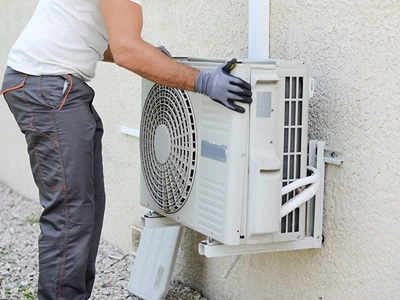 homem-fazendo-relocacao-de-ar-condicionado-on-climatizacao